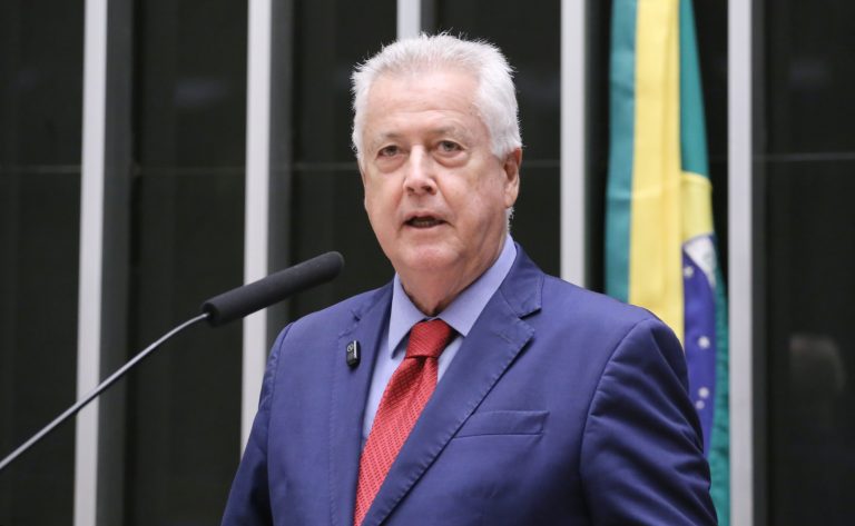 Câmara homenageia CNPq pelos seus 75 anos; deputado cobra mais recursos para pesquisa