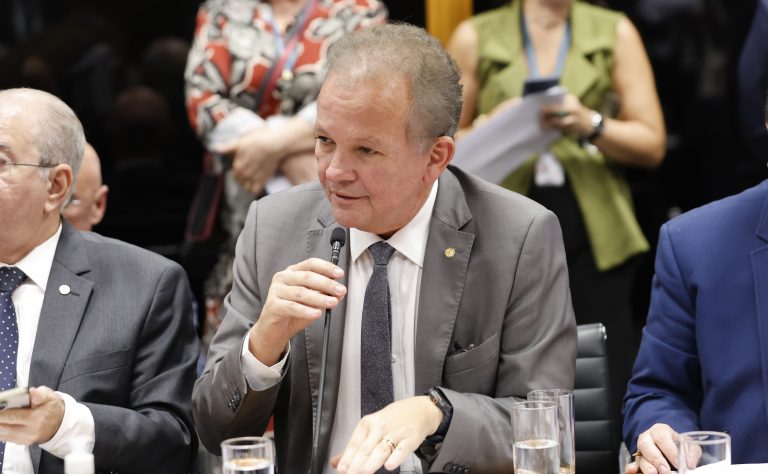 Comissão aprova regras para prevenir suicídio e automutilação em sistemas de IA