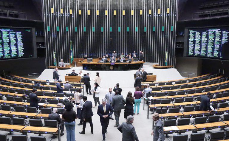 Câmara aprova dispensa de licitação para SUS comprar hemoderivados de empresa pública